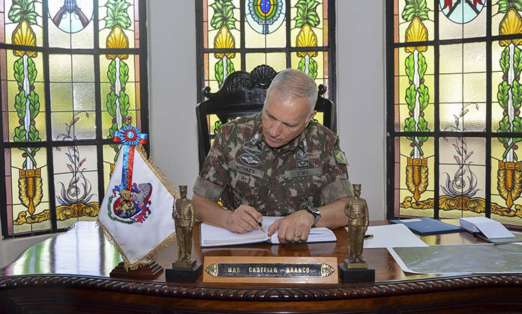 Comandante Militar do Leste realiza palestra na ECEME