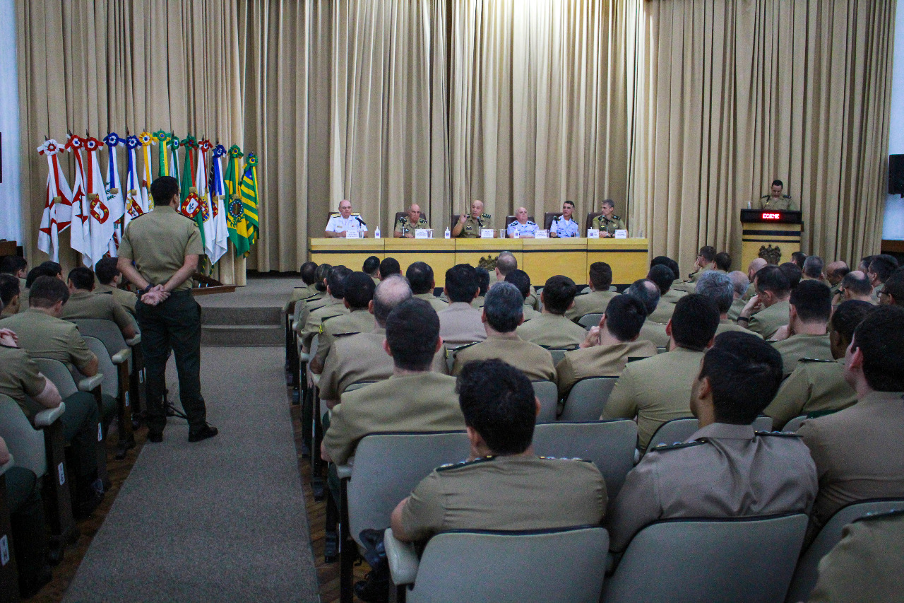 Estado-Maior Conjunto das Forças Armadas realiza palestra na ECEME