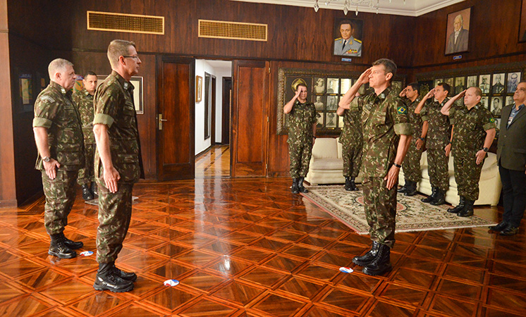 Diretor de Educação Superior Militar realiza primeira visita oficial à ECEME