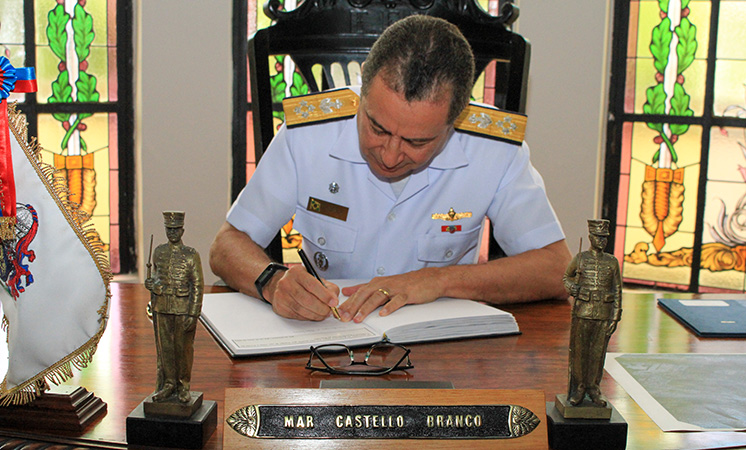 Visita do Comandante da Marinha do Brasil à ECEME